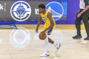 不够细腻！布朗尼跳起想从克林根腋下传球被断 反抢被吹犯规