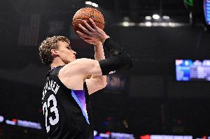 状态好到离谱！马尔卡宁首节10分钟 4中3&罚球6中6轰下14分3板