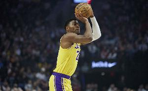 终于来了！八村塁投进湖人本场第一记三分球