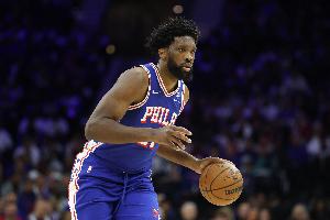 攻强守弱！恩比德半场10中6砍全队最高18分 三分3中2