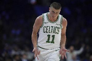 得快找找手感！普理查德半场三分5中1仅拿3分 但送9助2断