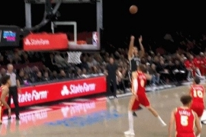 有附加动作！小迈克尔-波特三分颜射波津 但脚踢到后者被裁判无视