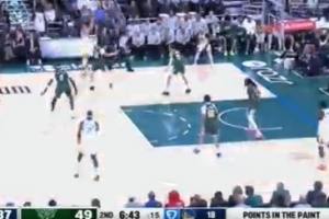 终于开张了！库里第二节外线晃开防守命中三分球