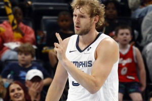 效果真不错！兰代尔半场14分钟 5中4高效砍下9分2板1助1断