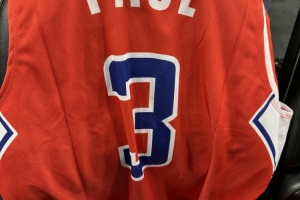 小吧观赛快船VS鹈鹕 主场给每位球迷准备了保罗快船1.0时期球衣