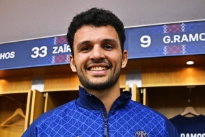 补时绝杀！贡萨洛-拉莫斯获赠巴黎百场里程碑纪念徽章