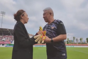 定南赣联为守门员教练李伟举行退休仪式，其从事职业教练36年