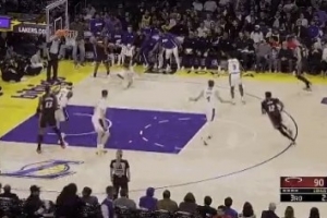 维金斯被逼防到底角&顶倒东契奇但裁判没吹 直接中投命中！