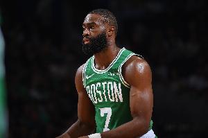 成败皆由你！杰伦-布朗28中13空砍36分2板4助2断 送致命犯规