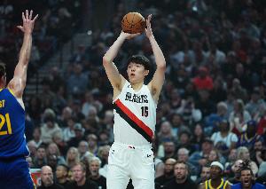 鲁媒：开拓者助教杰特透露教练组对杨瀚森的发展是满意的