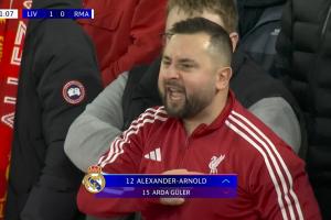 贴脸开大！阿诺德为皇马替补登场时遭红军球迷手指+亲吻队徽嘲讽