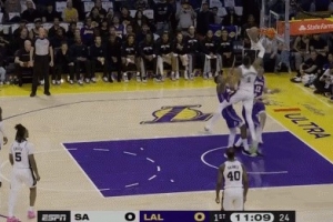 欺负人是吧！文班亚马篮下在湖人众将头上点抢篮板得分