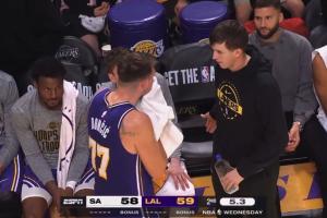 怎么Gaygay的！里夫斯试图给77让座 77婉拒但想坐里夫斯腿上