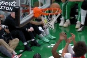 谁碰进的这是？布朗篮下被帽与对手争篮板球直接进筐