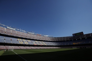 巴萨诺坎普公开训练，球迷现在已在球场外排队等候进场