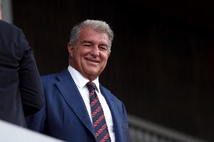 记者：拉波尔塔再次强调，努力争取在国际比赛日后不久重返诺坎普