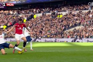 舍什科单刀机会未能起脚，范德芬急速回追破坏！