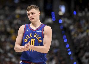 状态火热！布劳恩半场7投5中得11分6板3助1断 正负值+30