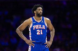 写意！恩比德大胆脑后横传 贾斯汀·爱德华兹幸不辱命三分穿针