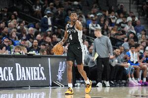 刺记：福克斯首秀出色突到篮下终结尤为亮眼 还需时间找回节奏