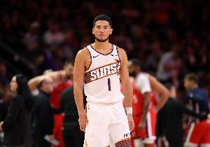 布克赛季场均29.3分4.7板7.2助 三项命中率分别是50%/41%/87.2%