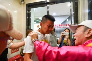 重庆铁汉！40岁黄希扬随铜梁龙冲超成功 3年前两江竞技解散时泪崩