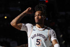 卡斯尔背靠背送出27次助攻 米奇-约翰逊：专注做好这些并不容易