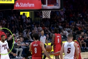 享受比赛！约维奇三分穿针 鲍威尔闭眼打响指庆祝